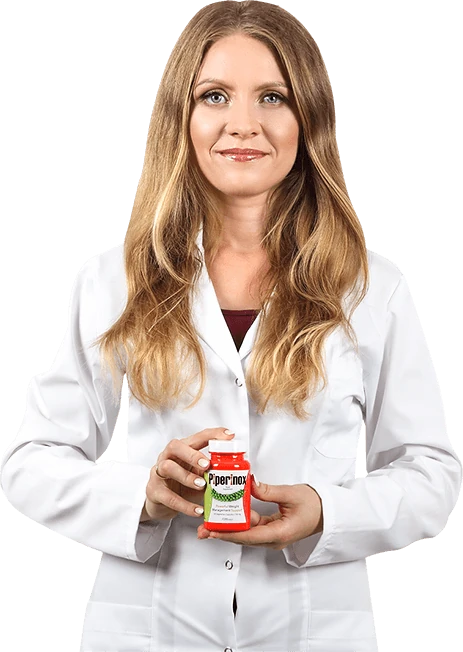 Femme souriante tenant Piperinox, symbole de bien-être et de satisfaction après une perte de poids réussie.